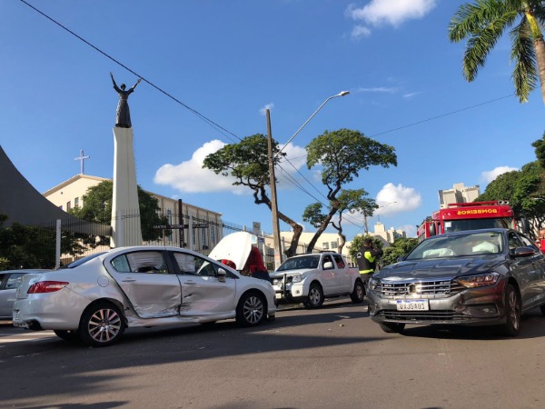 Jornal Ilustrado - Acidente entre dois carros deixa três vítimas na avenida Maringá