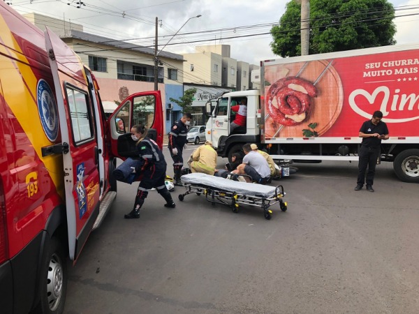 Jornal Ilustrado - Mulher fica ferida em batida entre moto e caminhão no centro de Umuarama
