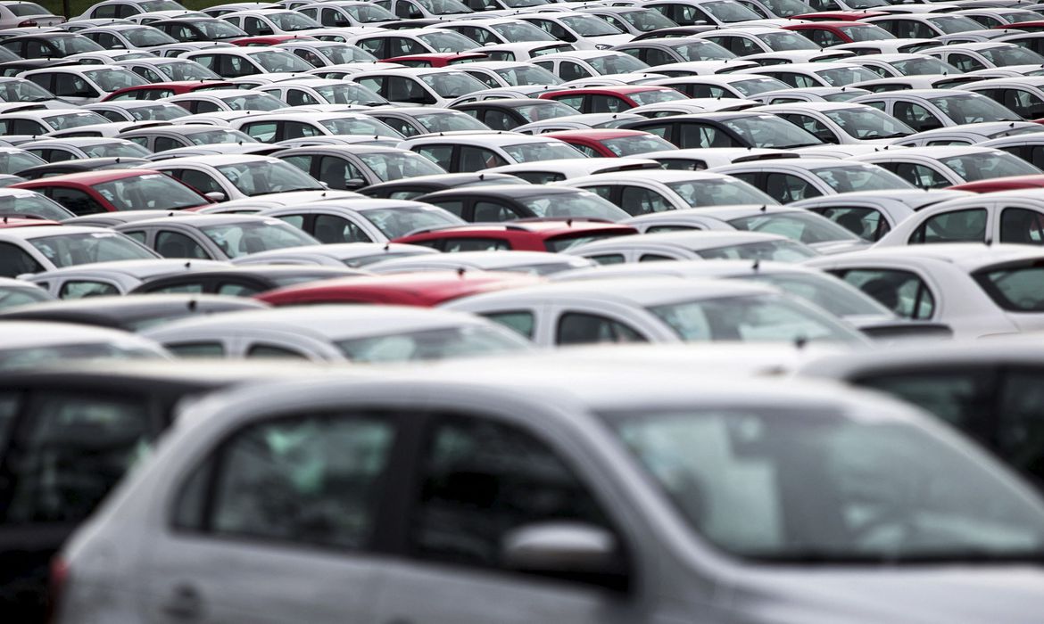 Jornal Ilustrado - Volkswagen suspende produção de carros no país