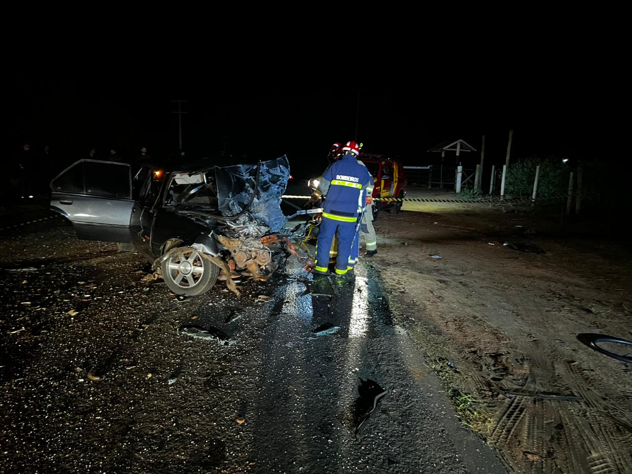Jornal Ilustrado - Dois morrem e seis ficam feridos após colisão entre três veículos na PR-082  