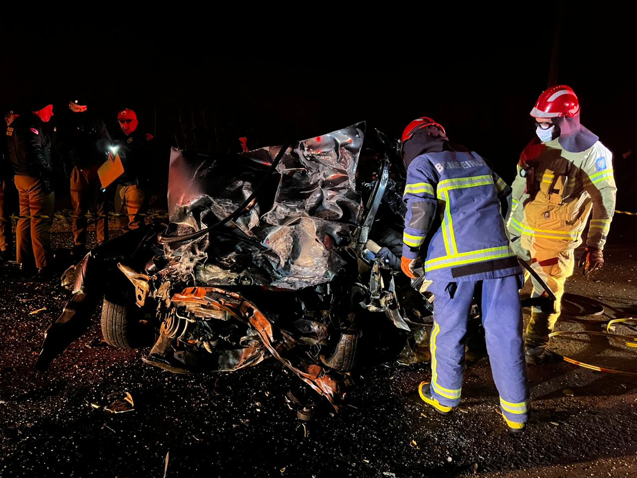 Jornal Ilustrado - Dois morrem e seis ficam feridos após colisão entre três veículos na PR-082  