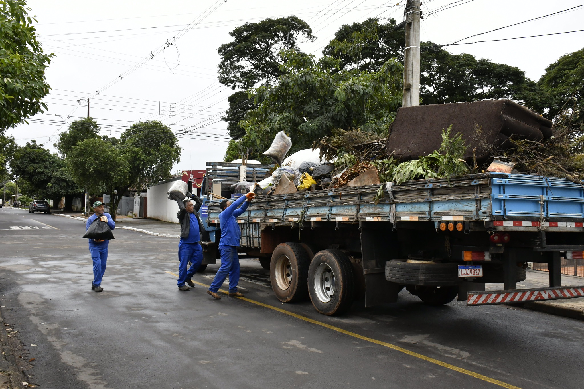 Jornal Ilustrado - Operação Bairro Limpo retira 50 toneladas de lixo na região do Danielle