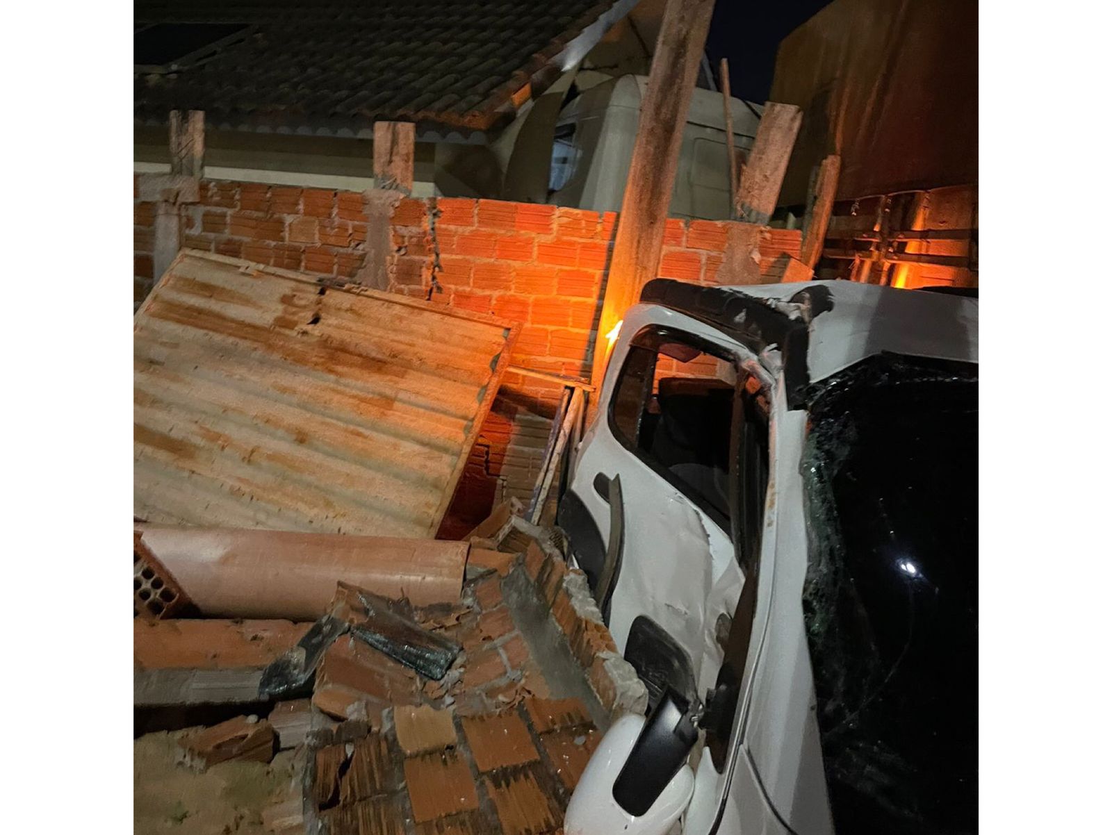Jornal Ilustrado - Caminhão colide com carro e invade casa no parque Primeiro de Maio, em Umuarama 