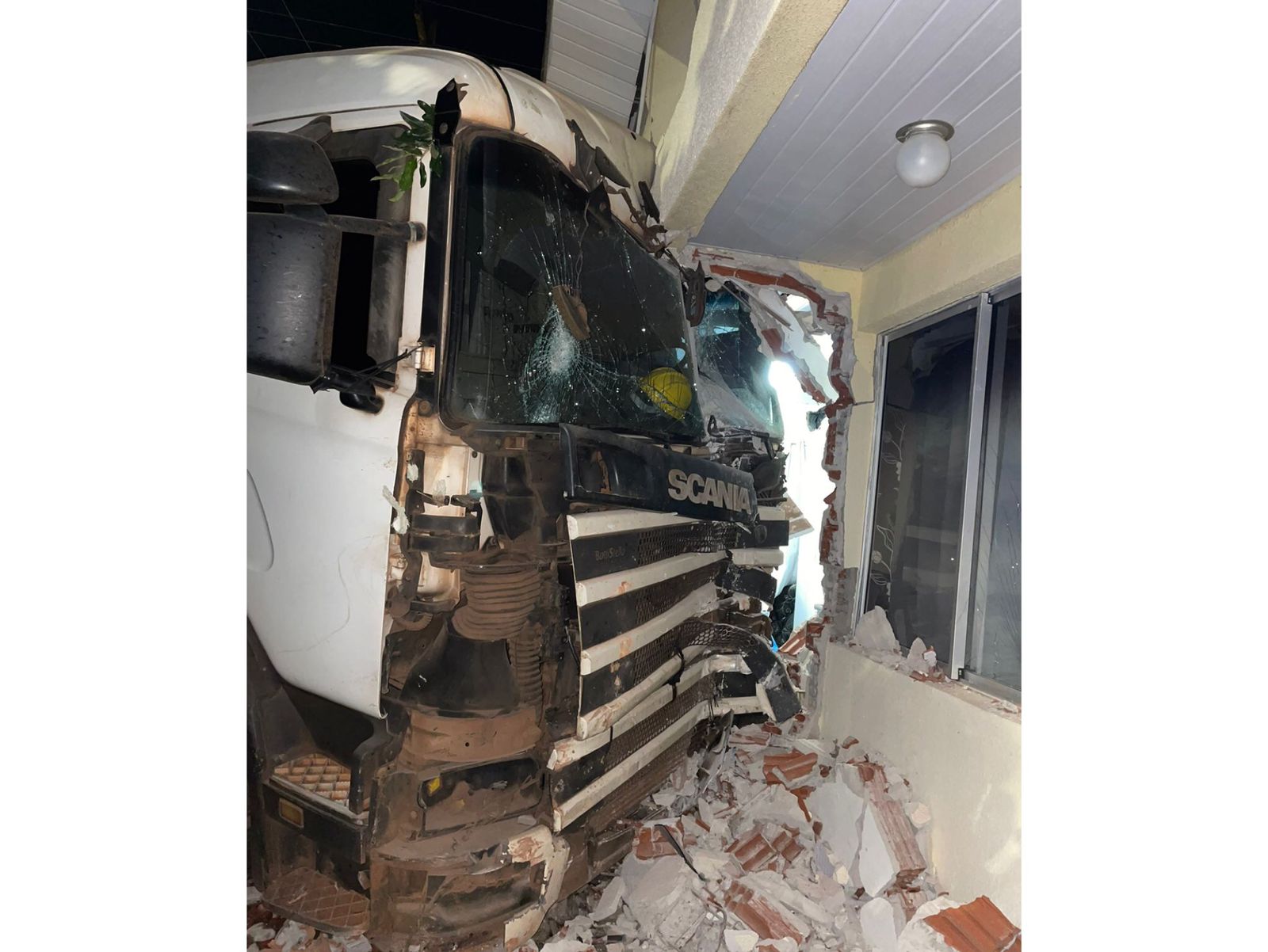Jornal Ilustrado - Caminhão colide com carro e invade casa no parque Primeiro de Maio, em Umuarama 
