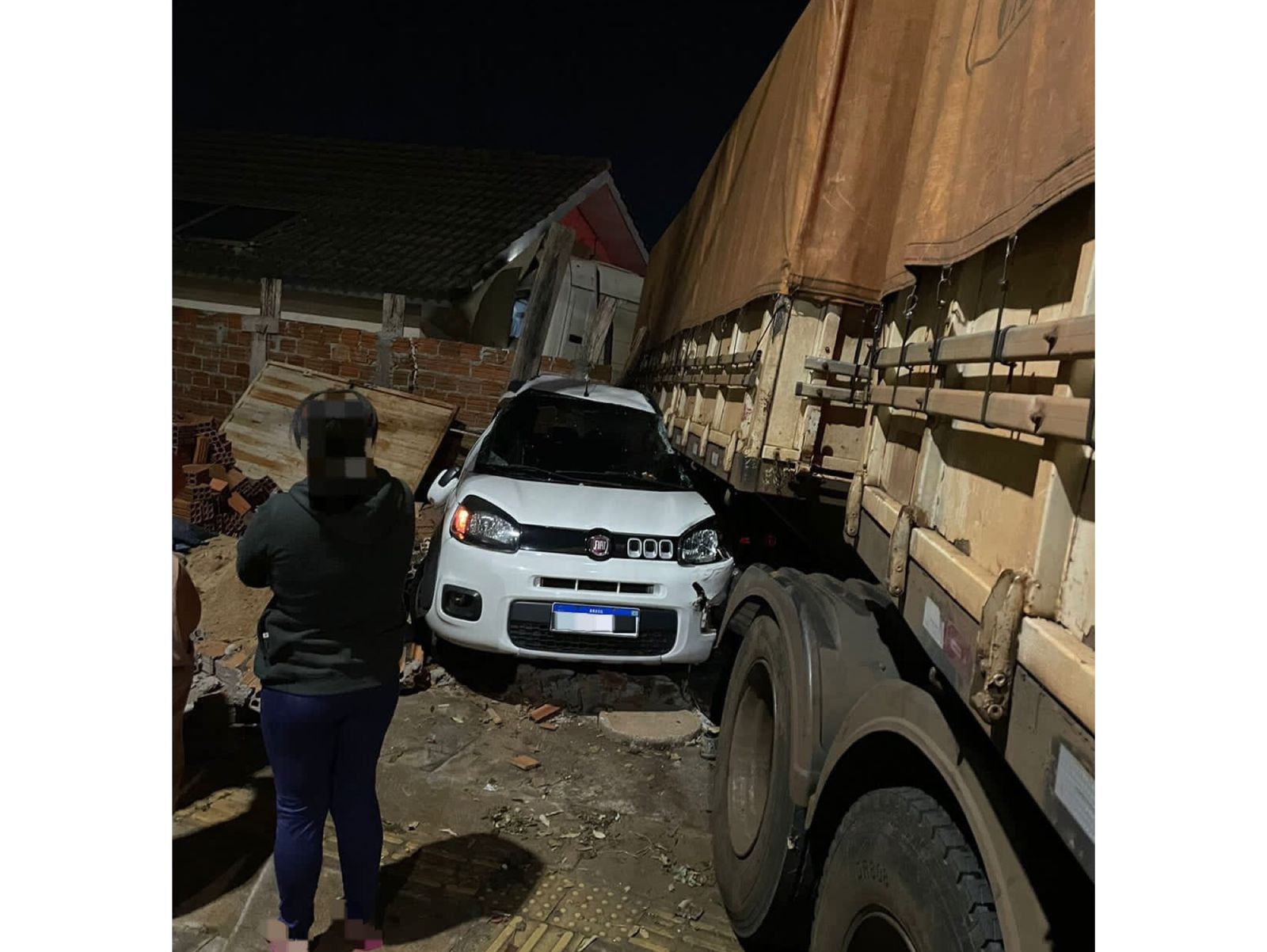 Jornal Ilustrado - Caminhão colide com carro e invade casa no parque Primeiro de Maio, em Umuarama 