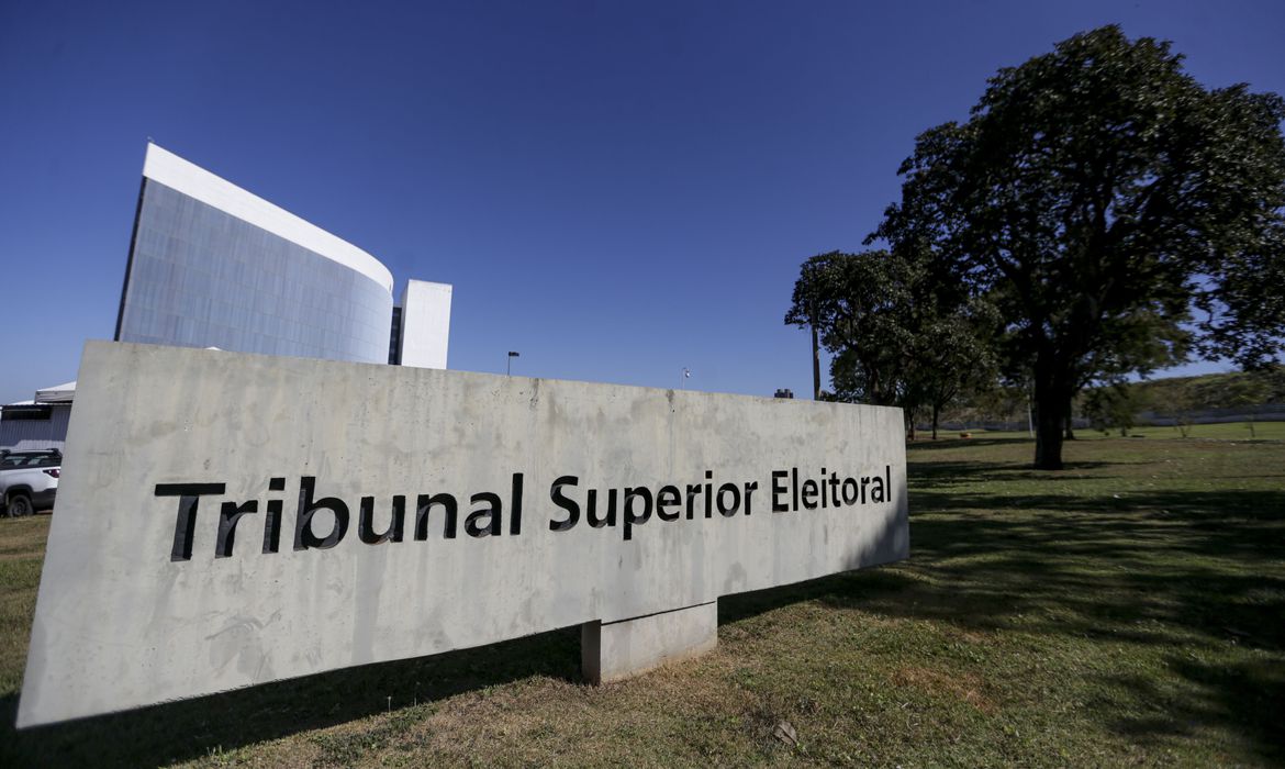 Jornal Ilustrado - TSE retoma julgamento que pode levar à inelegibilidade de Bolsonaro