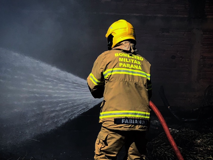 Casa pega fogo e mobiliza bombeiros no São Cristóvão, em Umuarama  