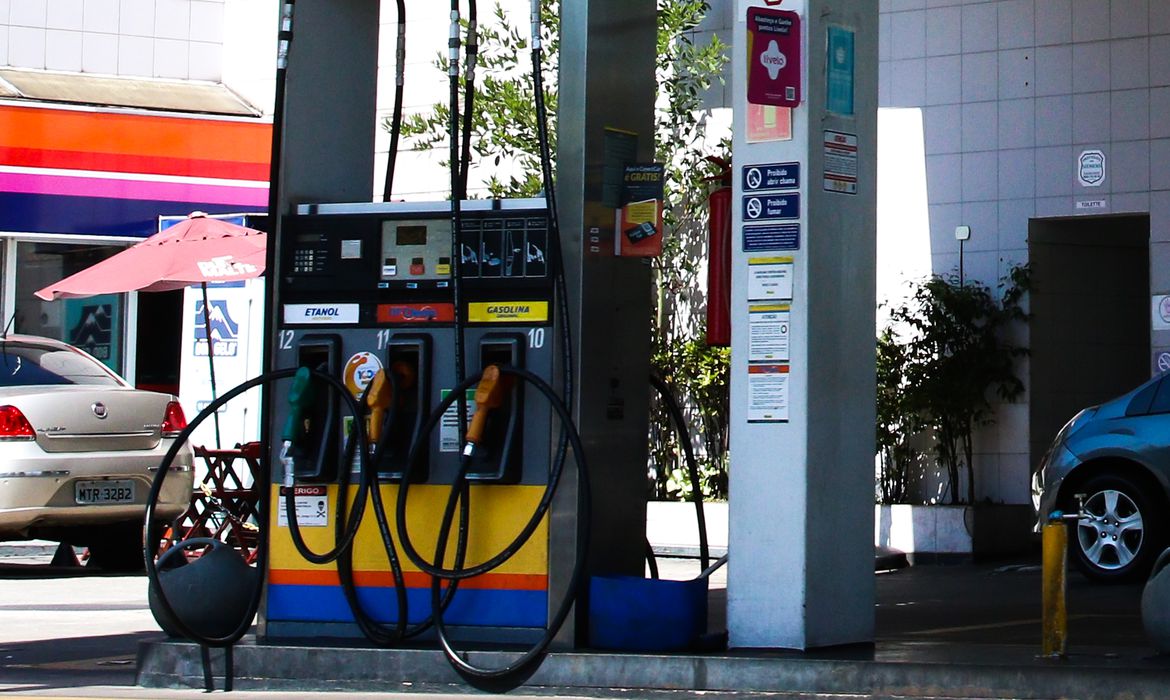 Jornal Ilustrado - Petrobras reduz preços da gasolina em 5,3% e do GLP em 3,9%
