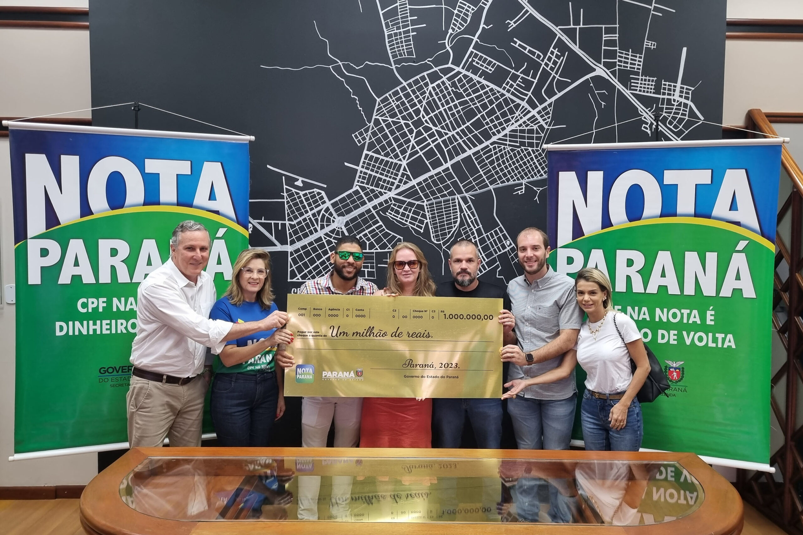 Jornal Ilustrado - Agricultora de Paranavaí recebe cheque de R$ 1 milhão do Nota Paraná