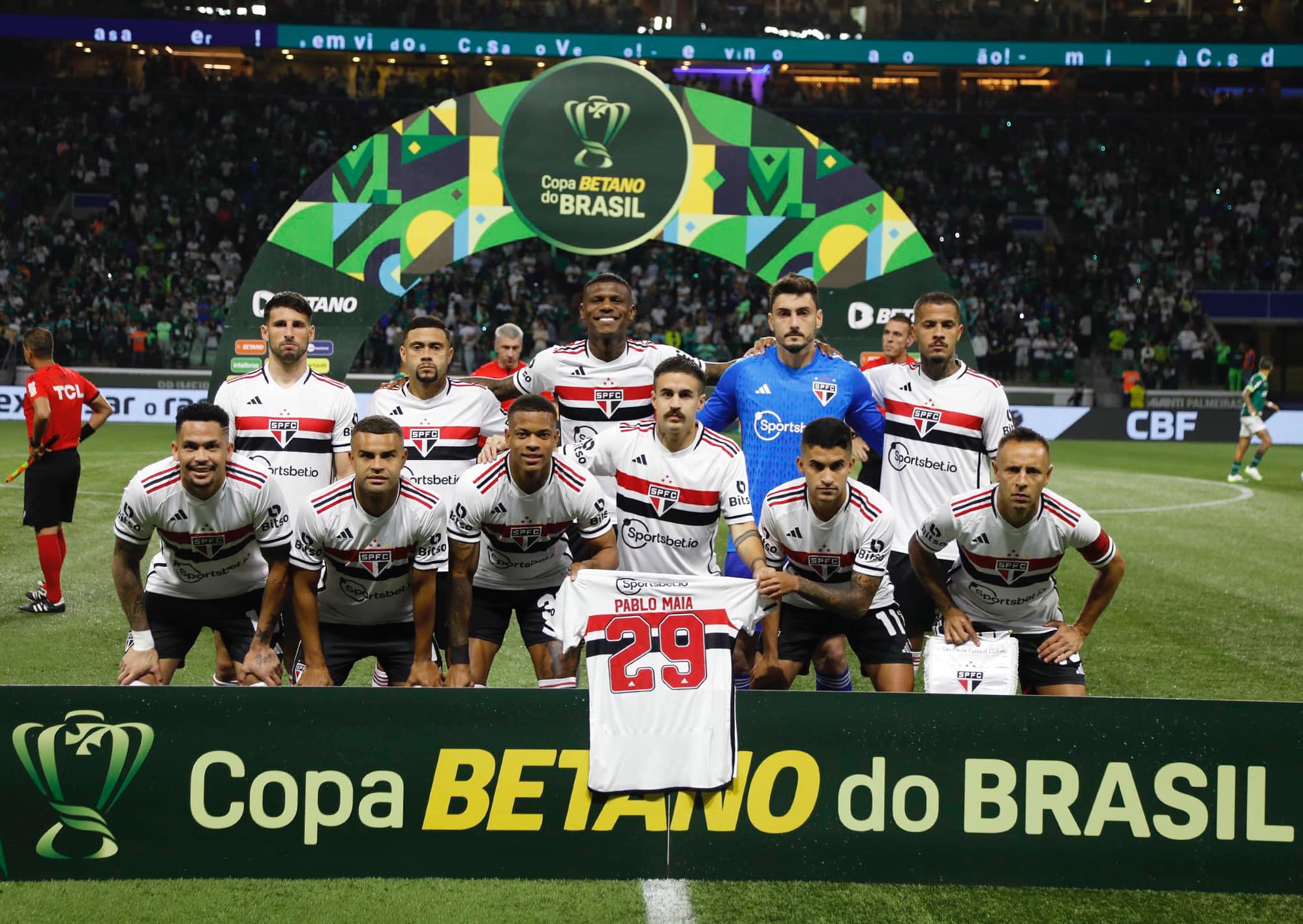 São Paulo domina o Palmeiras, ganha de virada e vai às semifinais da Copa do Brasil 