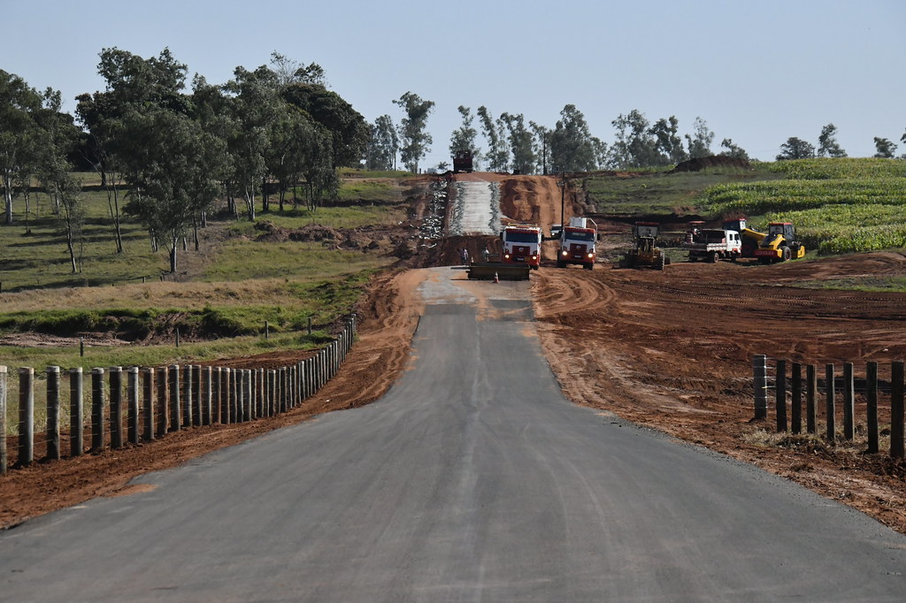 Jornal Ilustrado - Obras de pavimentação da Estrada Canelinha já atingem cerca de 2,5 quilômetros