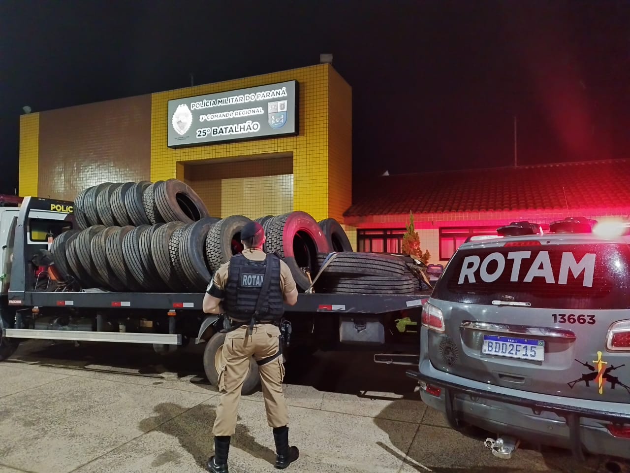 Jornal Ilustrado - PM apreende 40 pneus contrabandeados no conjunto Ouro Preto, em Umuarama 