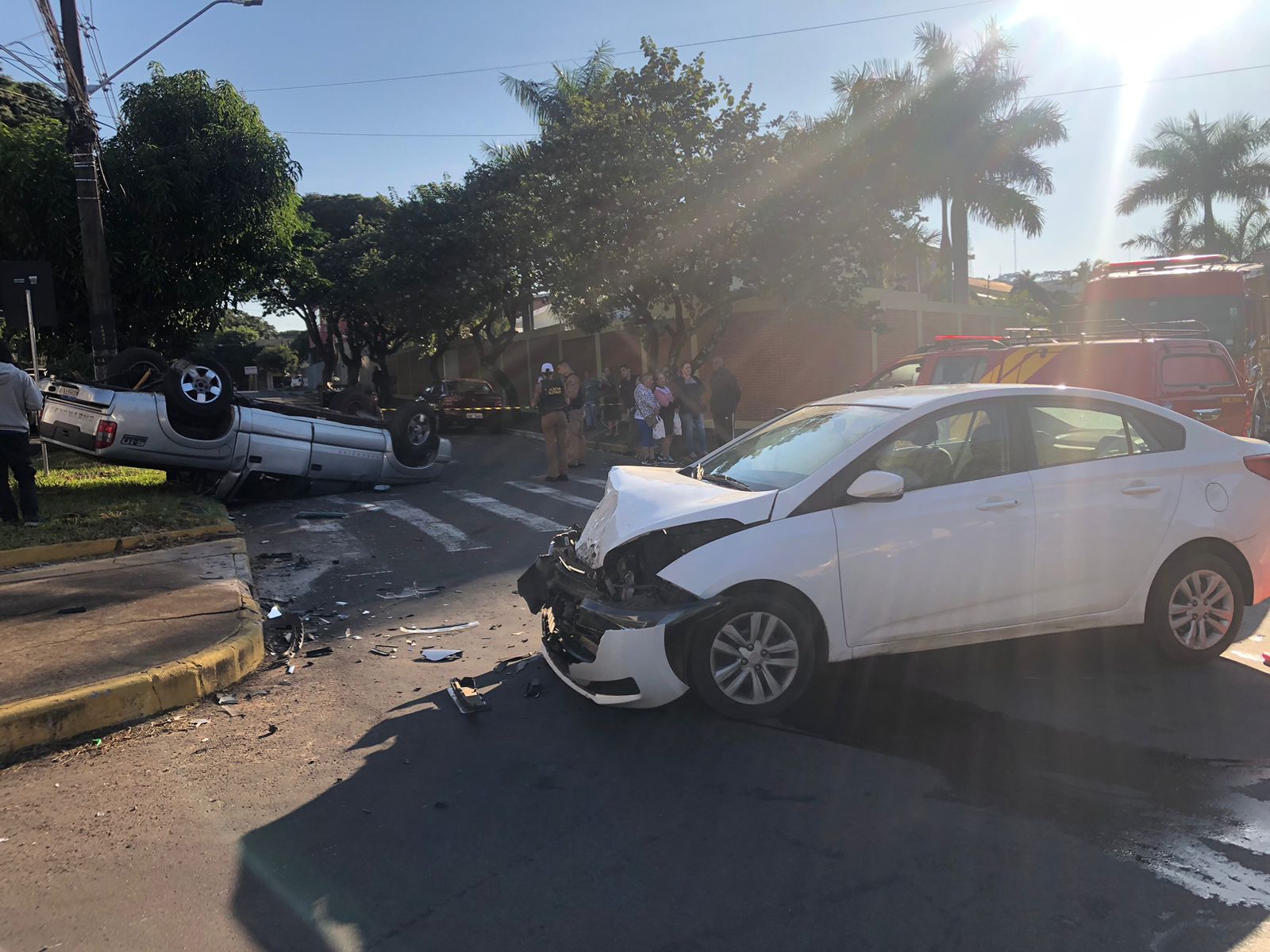 Jornal Ilustrado - Caminhonete tomba após batida entre dois veículos em cruzamento no centro de Umuarama 