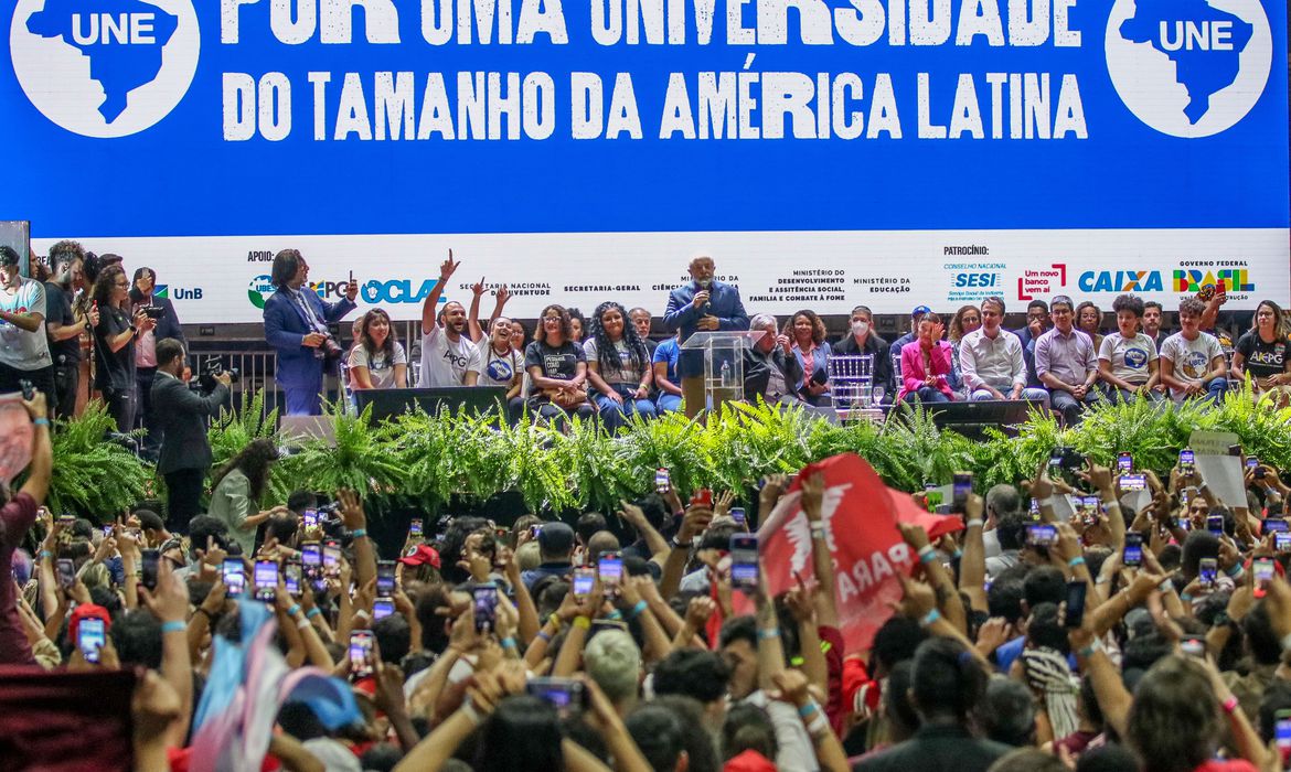 Jornal Ilustrado - Lula participa de congresso da UNE e promete mais universidades