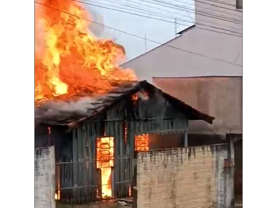 Incêndio destrói casa de madeira na avenida Rio Grande do Norte, em Umuarama 