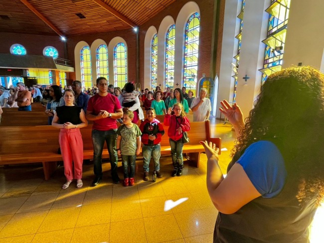 Intérpretes da pastoral auxiliam surdos a compreenderem as missas em Umuarama