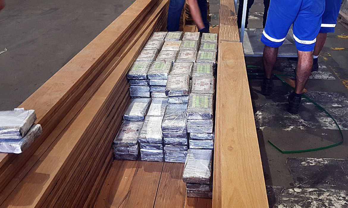 Jornal Ilustrado - PF mira quadrilha que enviava cocaína ao exterior em carga de madeira