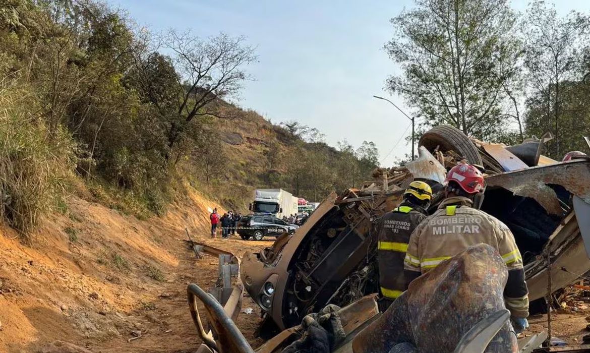 Jornal Ilustrado - Polícia de MG identifica corpos de três vítimas de acidente de ônibus