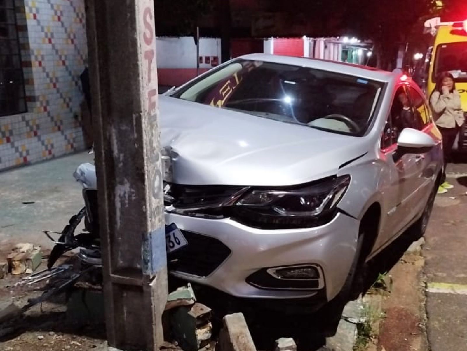 Motorista embriagado bate em poste e atinge três veículos em Umuarama