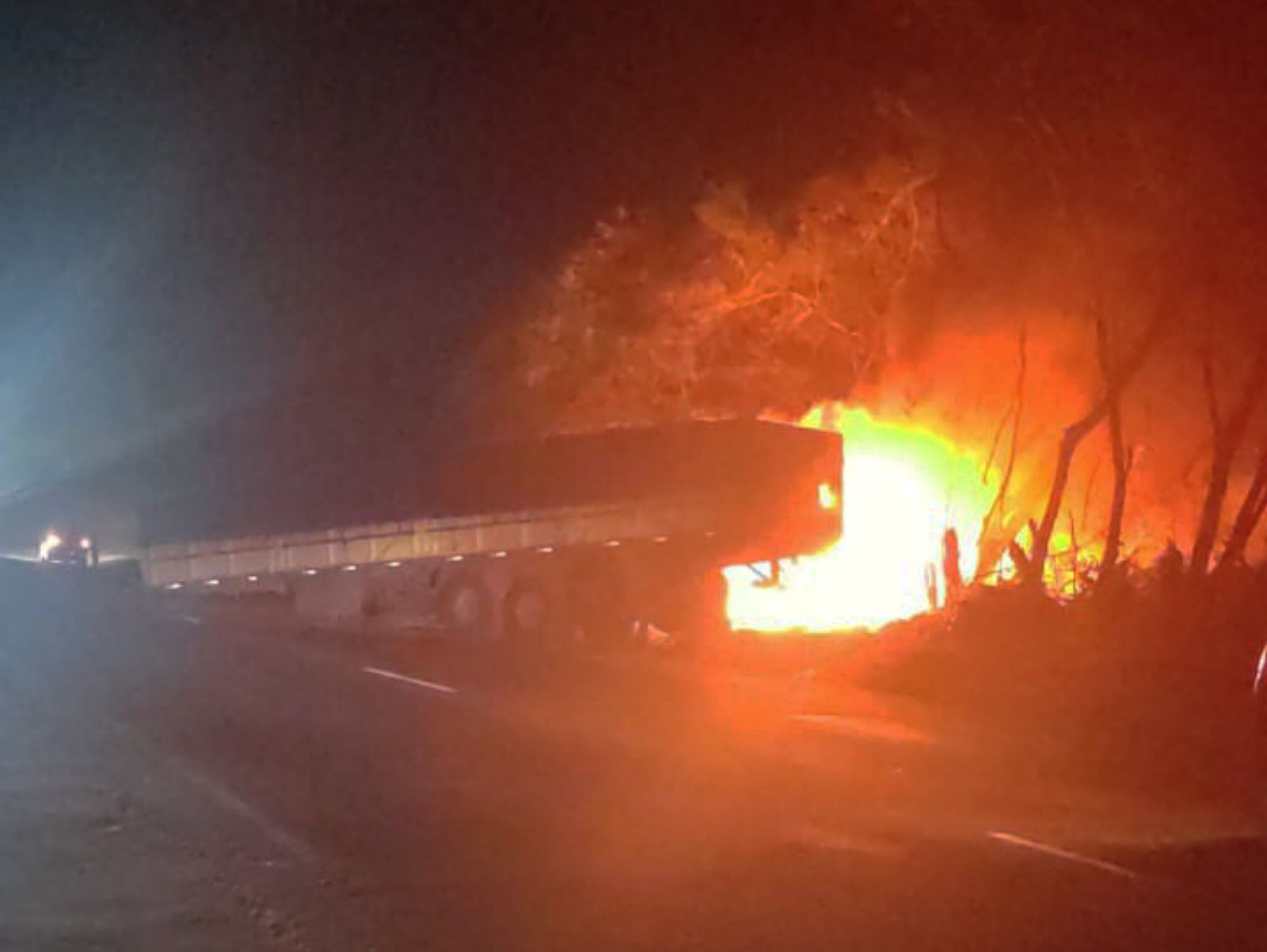 Jornal Ilustrado - Caminhão tomba e pega fogo na PR-323, entre Umuarama e Perobal  