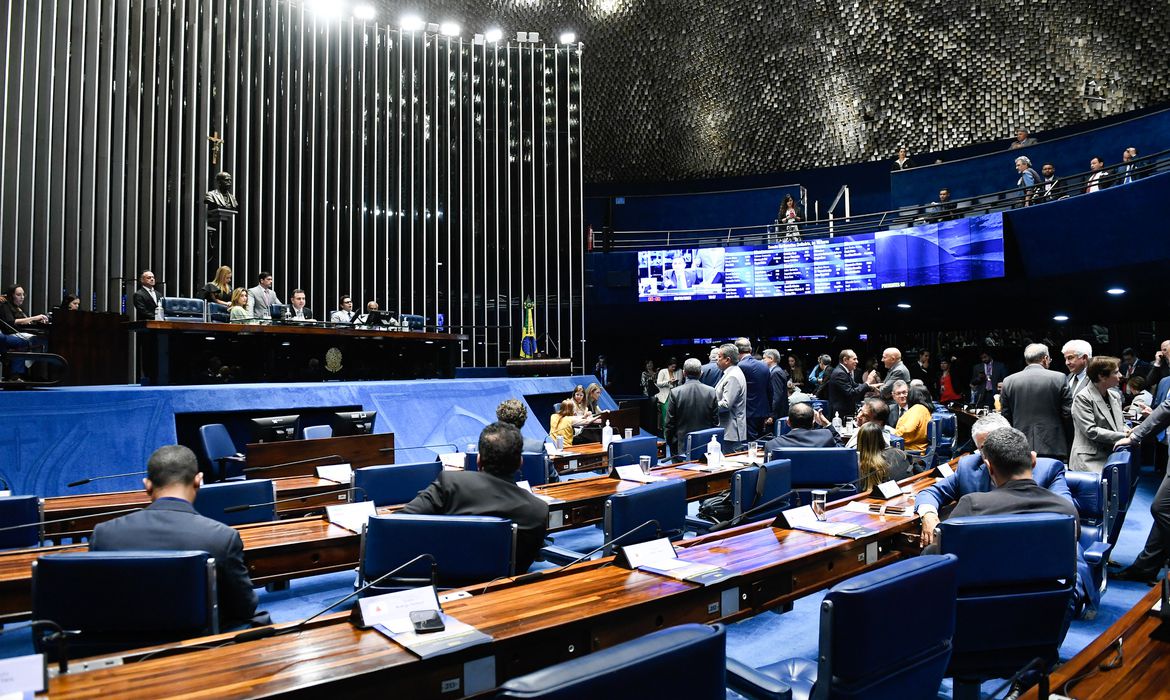 Jornal Ilustrado - Senado aprova MP que aumenta salário mínimo e amplia isenção do IR