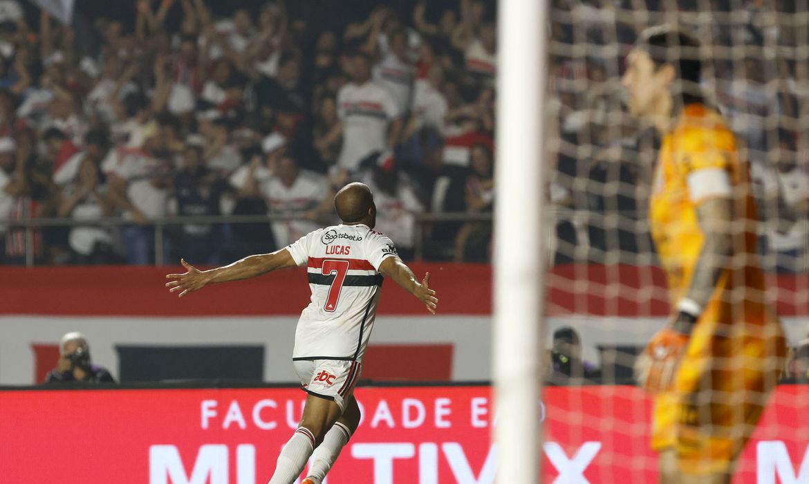 Jornal Ilustrado - São Paulo bate Corinthians para alcançar final da Copa do Brasil