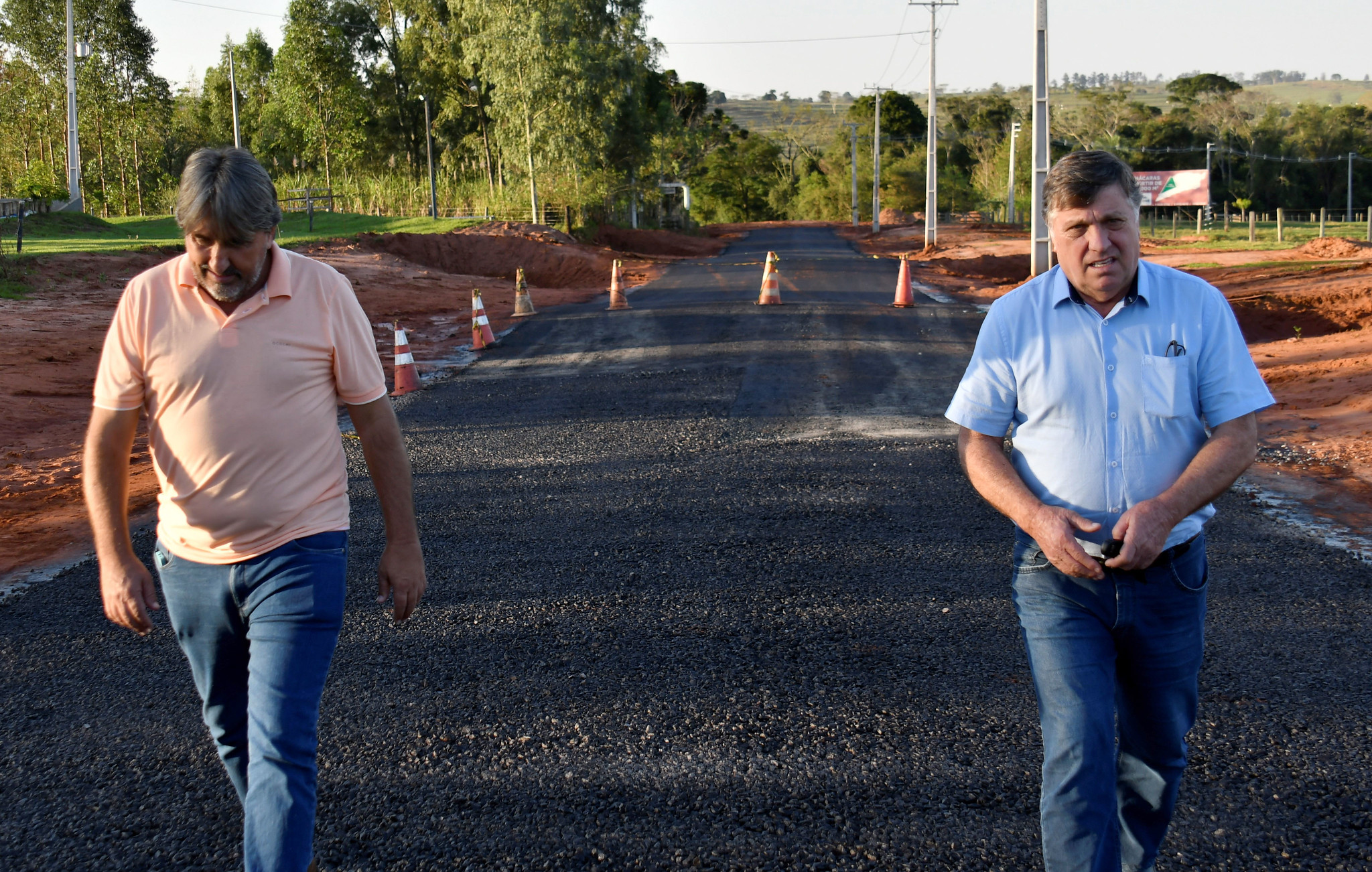 Obra é acelerada e primeiro trecho da Estrada Jurupoca já recebe capa asfáltica
