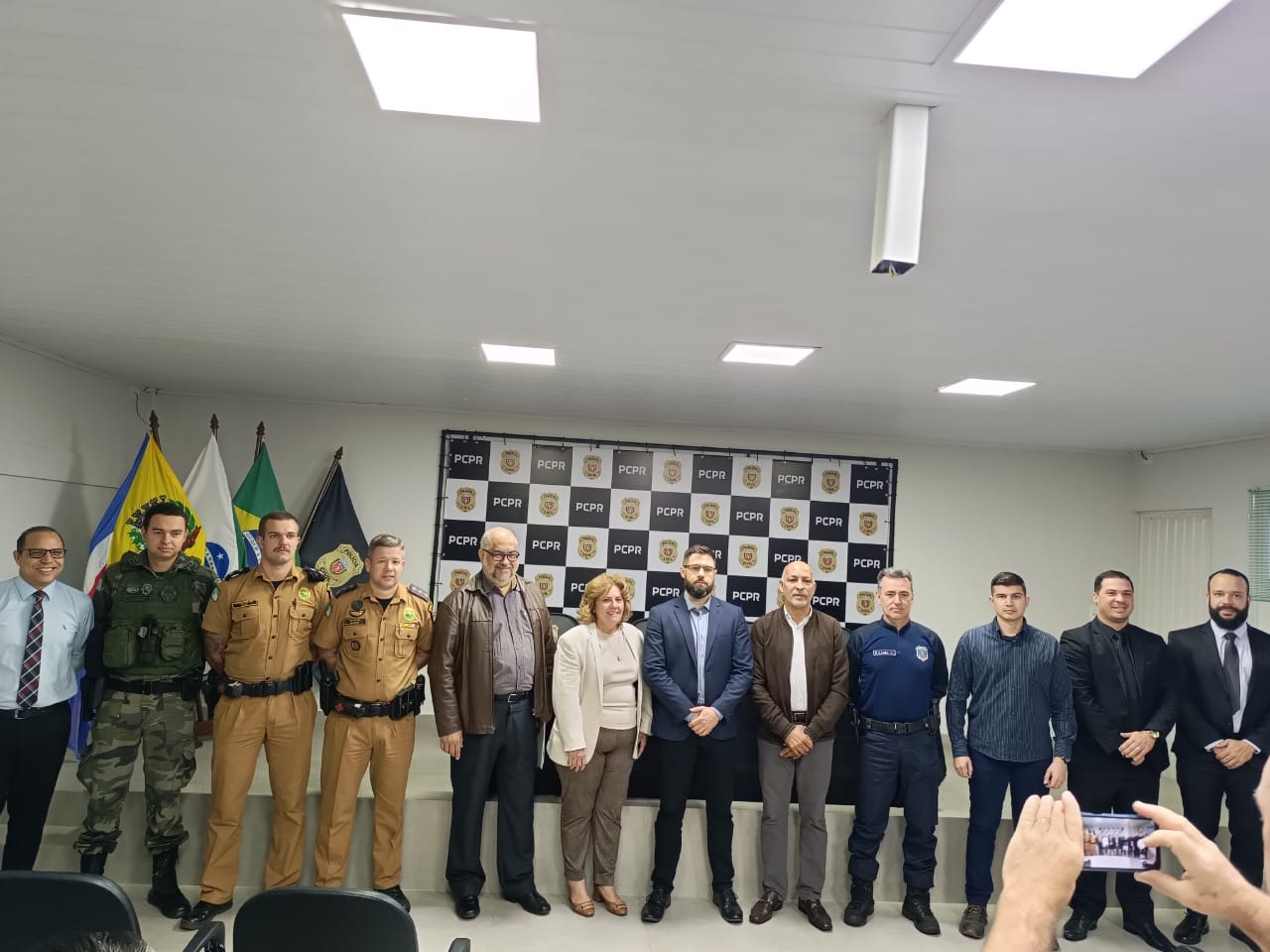 Jornal Ilustrado - Conseg promove reunião para discutir segurança pública e realiza visitas às instalações policiais 