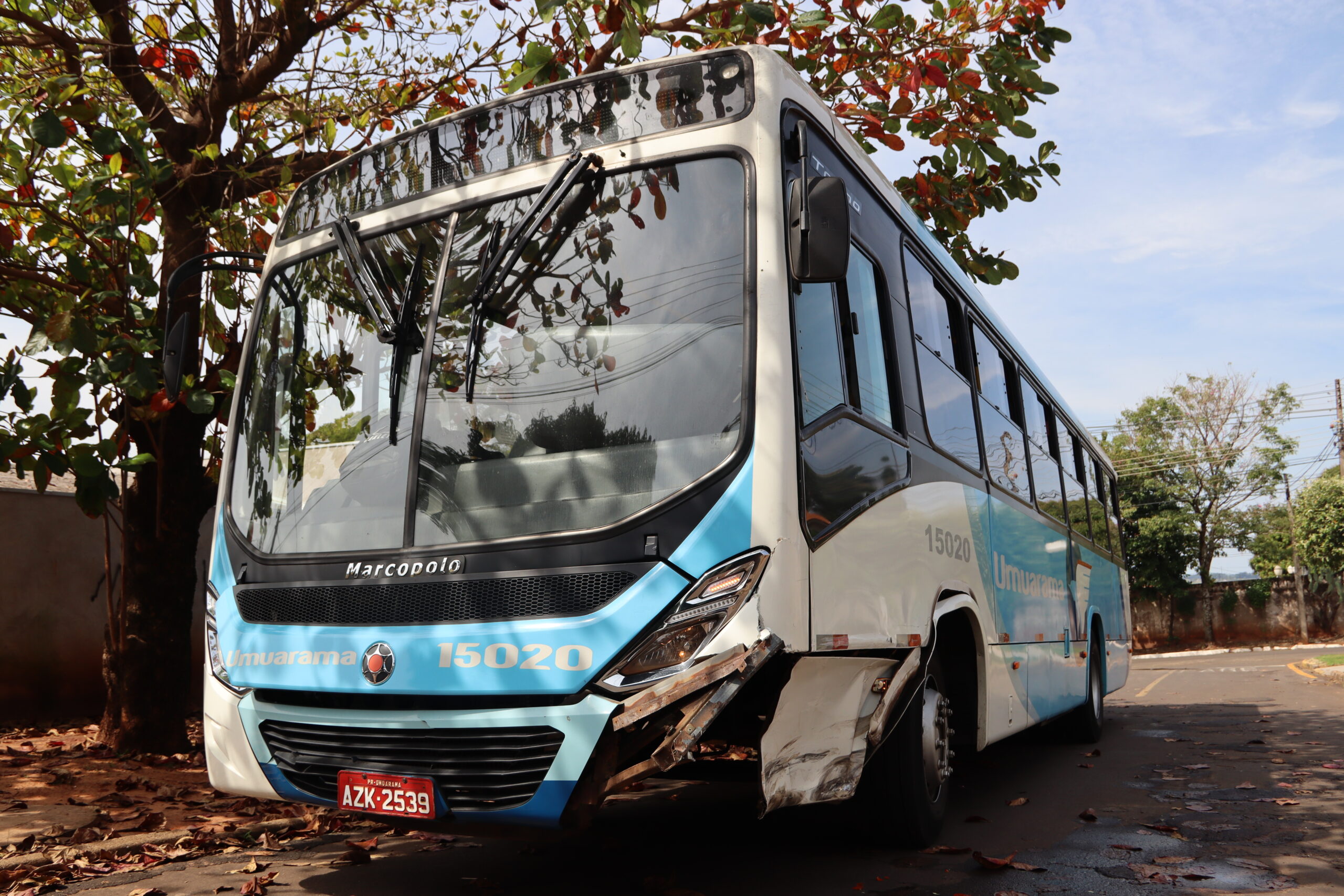 Jornal Ilustrado - Batida entre ônibus e picape é registrada no parque Bonfim, em Umuarama  