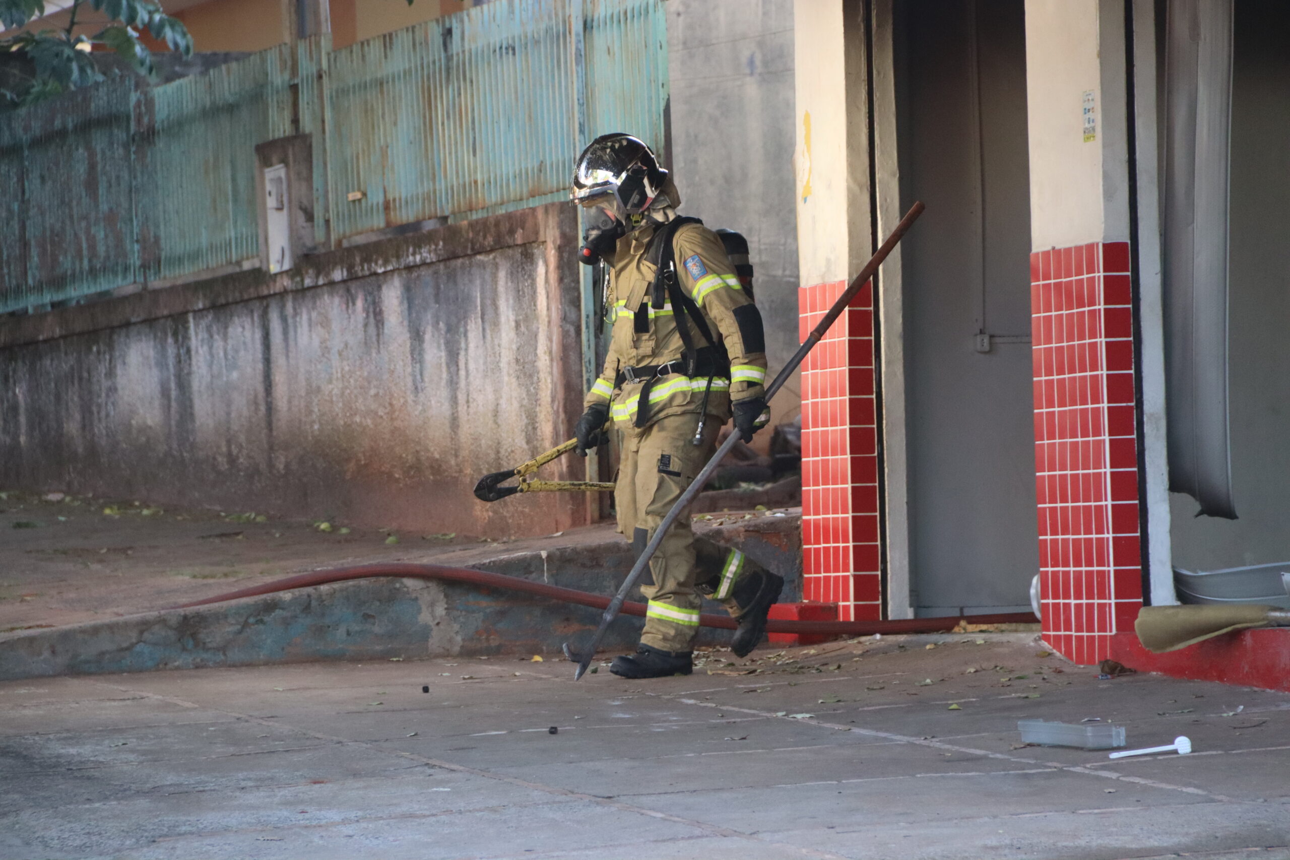 Jornal Ilustrado - Fábrica de cadeiras é destruída pelo fogo no San Remo II, em Umuarama