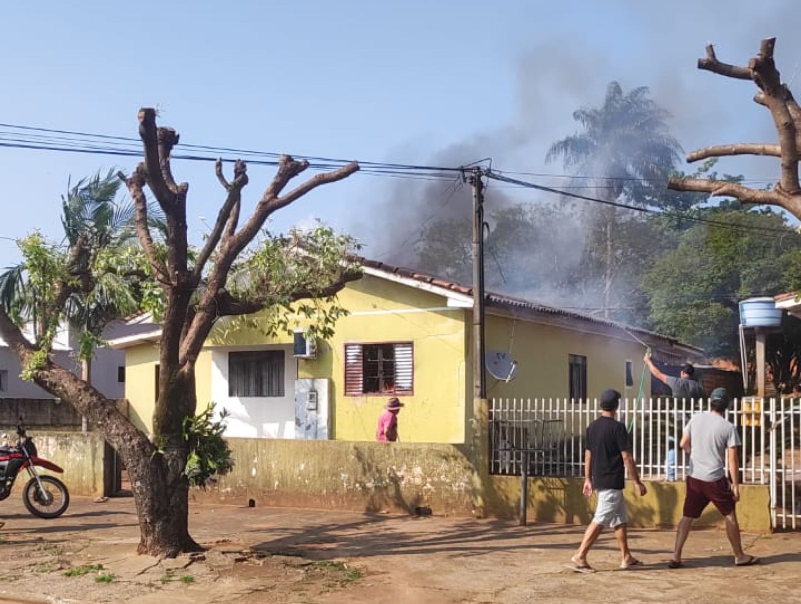 Casa pega fogo e mobiliza Corpo de Bombeiros e Defesa Civil em Cafezal do Sul  
