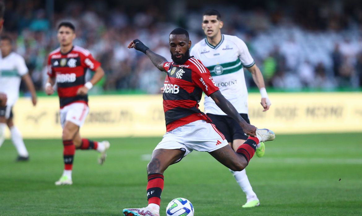 Jornal Ilustrado - Com gol de Gerson no fim, Flamengo supera Coritiba no Couto Pereira