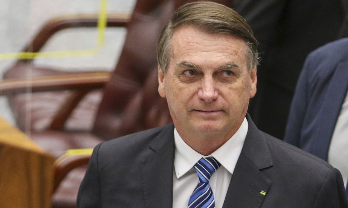 Comissão quer que Bolsonaro faça doação de parte dos milhões obtidos por Pix a órfãos da covid