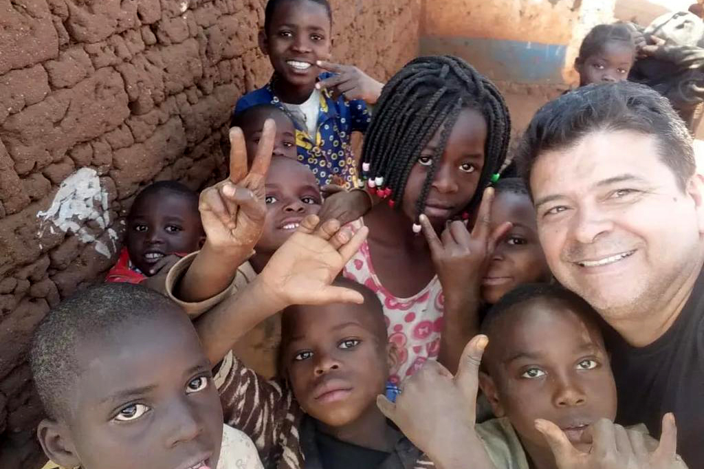 Jornal Ilustrado - Professor da rede estadual do Paraná participa de missão humanitária no Malawi