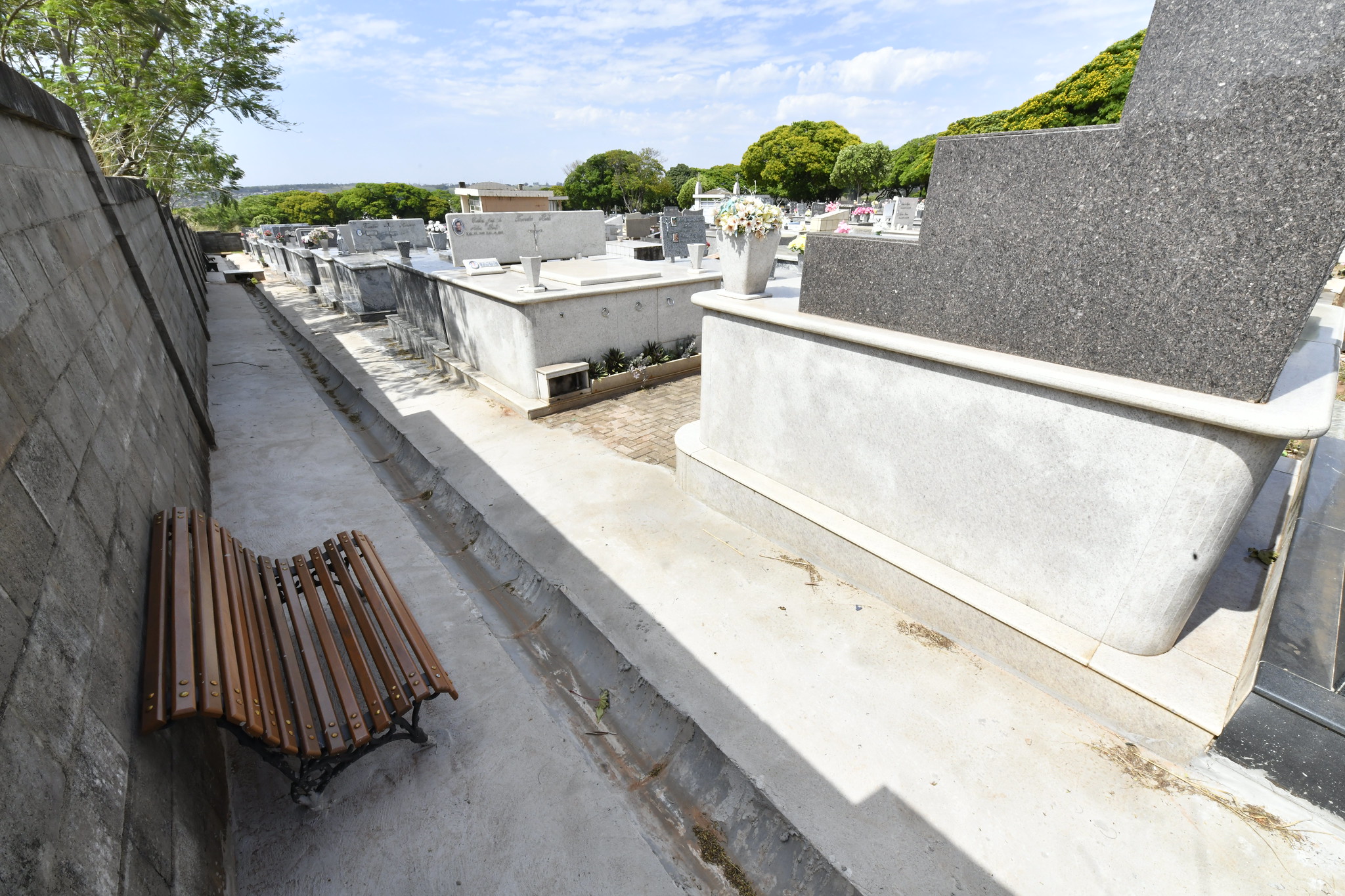 Jornal Ilustrado - Cemitério Municipal ganha calçamento externo e melhorias também na parte interna