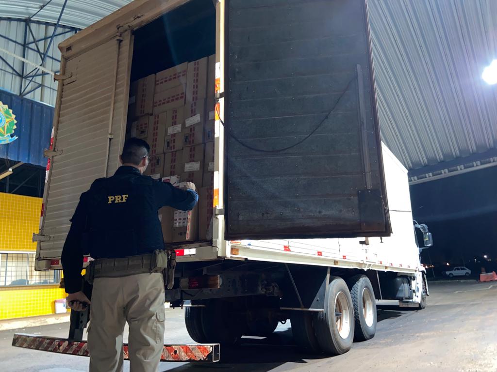 Jornal Ilustrado - PRF recupera caminhão carregado com cigarros contrabandeados em Francisco Alves