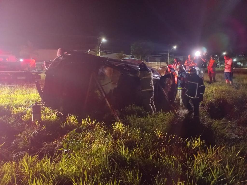 Jornal Ilustrado - Condutor é socorrido com ferimentos após tombar veículo no jardim Colina Verde  