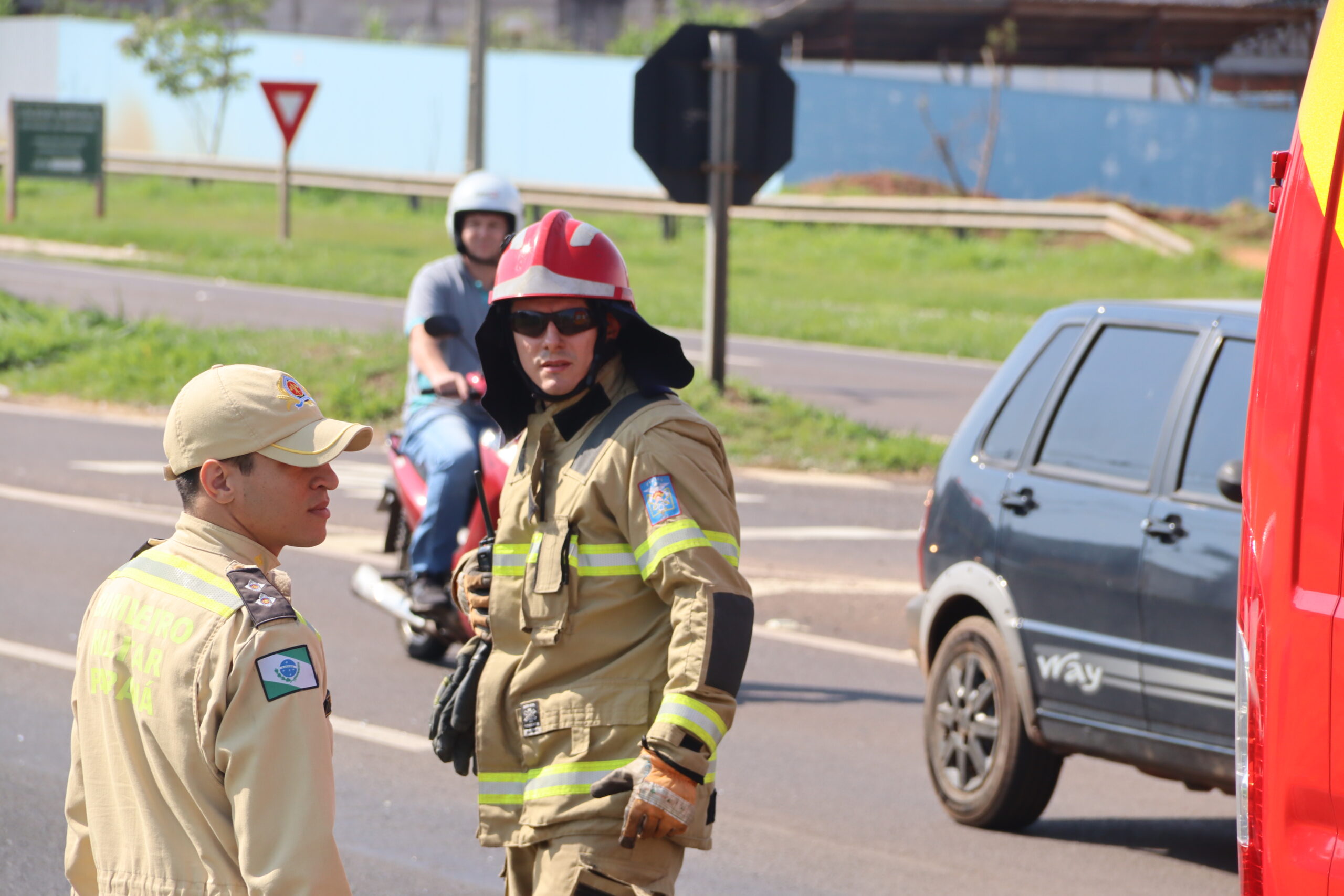 Jornal Ilustrado - Batida entre carro e caminhão deixa feridos e mobiliza bombeiros em Umuarama