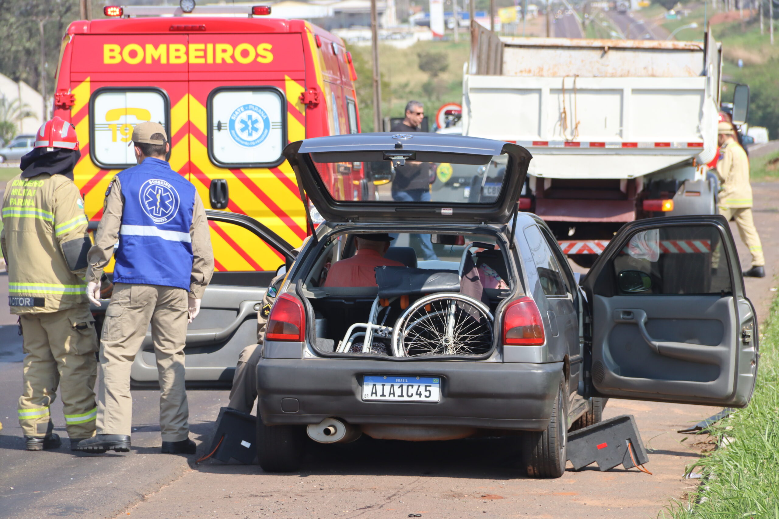 Jornal Ilustrado - Batida entre carro e caminhão deixa feridos e mobiliza bombeiros em Umuarama