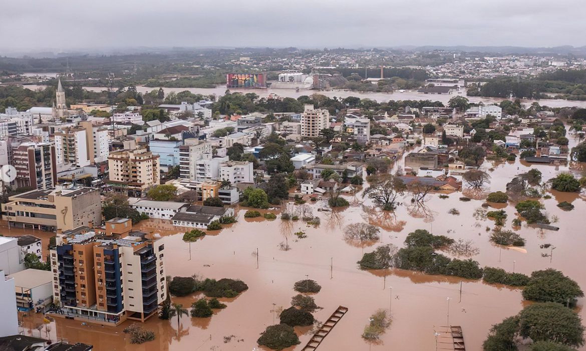 Jornal Ilustrado - Ciclone deixa 22 mortos e causa enchentes na Região Sul