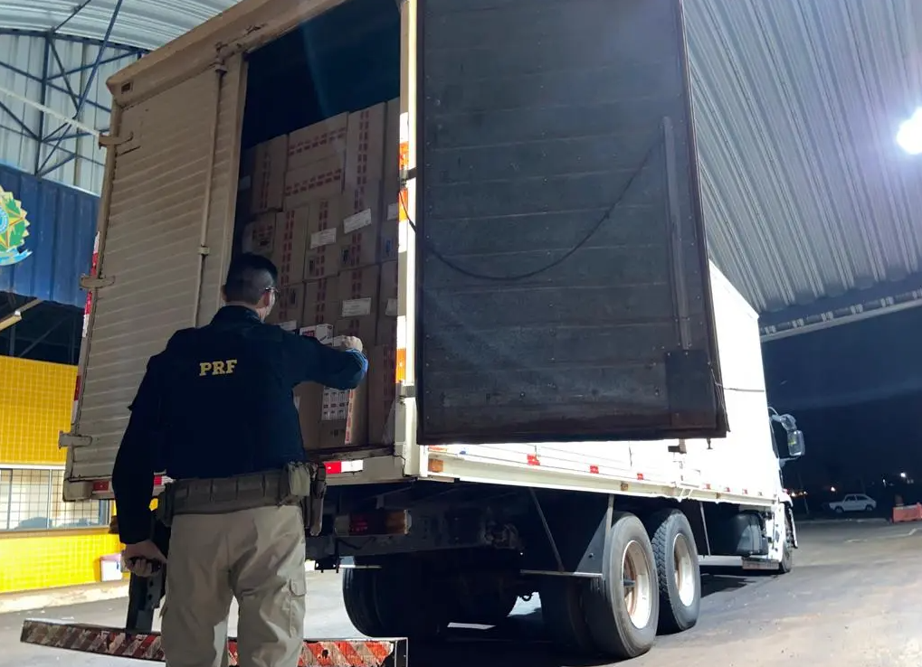 PRF recupera caminhão carregado com cigarros contrabandeados em Francisco Alves