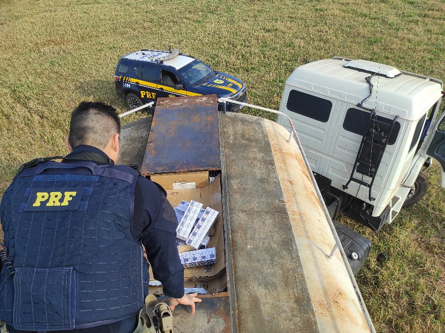PRF e PM apreendem carreta com carga de cigarros contrabandeados em Umuarama