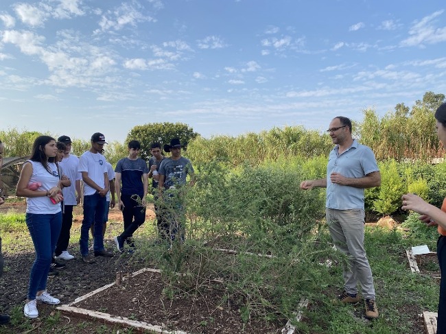 Estudantes conhecem plantas medicinais do horto da UEM em Umuarama