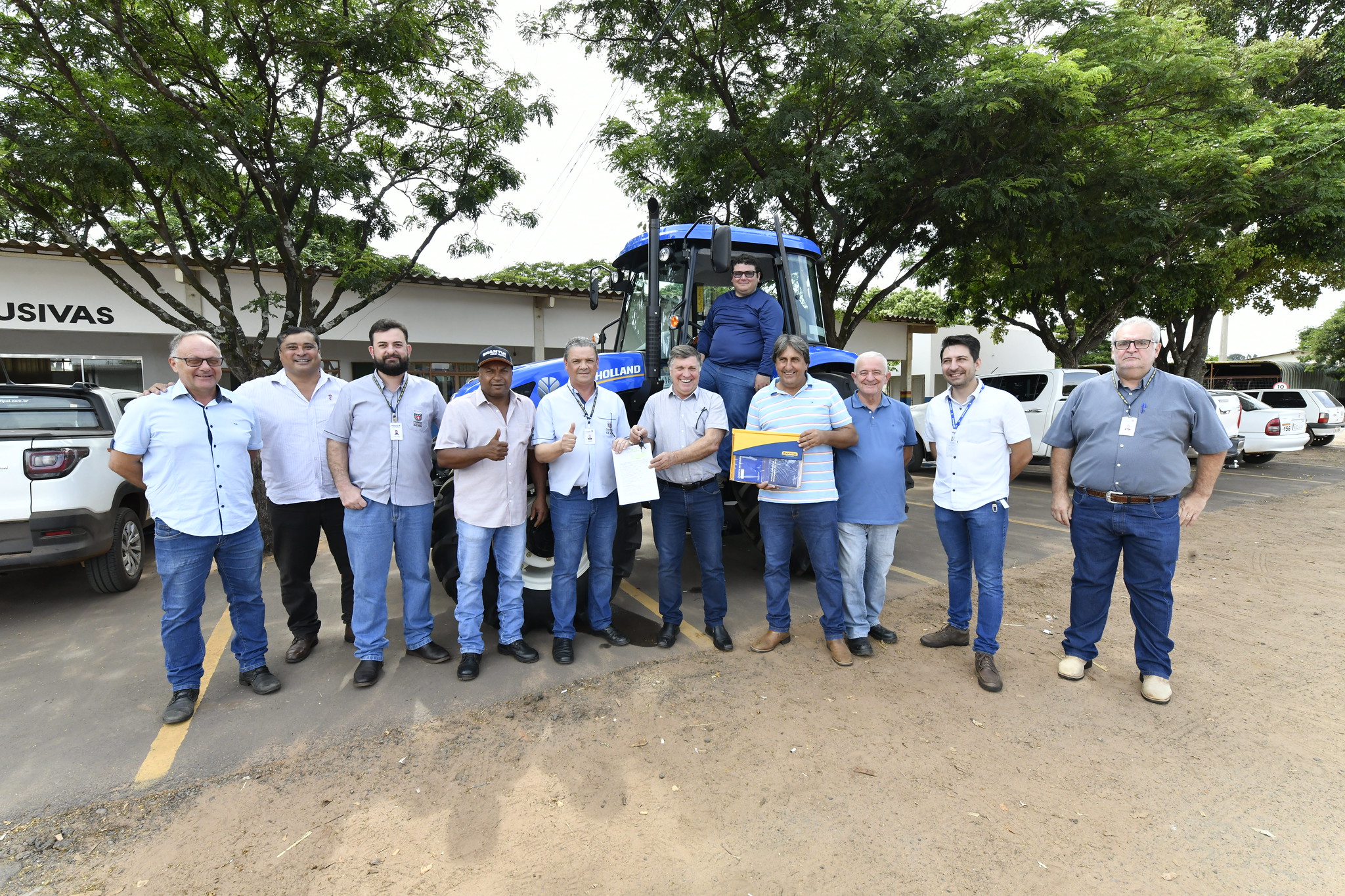 Jornal Ilustrado - Município recebe trator e vai ampliar os serviços oferecidos ao pequeno agricultor