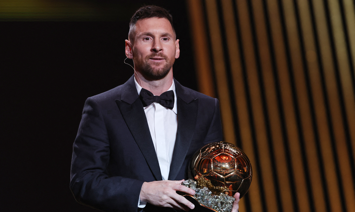 Jornal Ilustrado - Messi conquista Bola de Ouro da France Football pela oitava vez