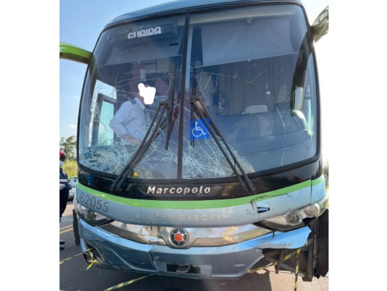 Jornal Ilustrado - Duas pessoas morrem após ônibus bater contra carro na PR-323, em Cianorte