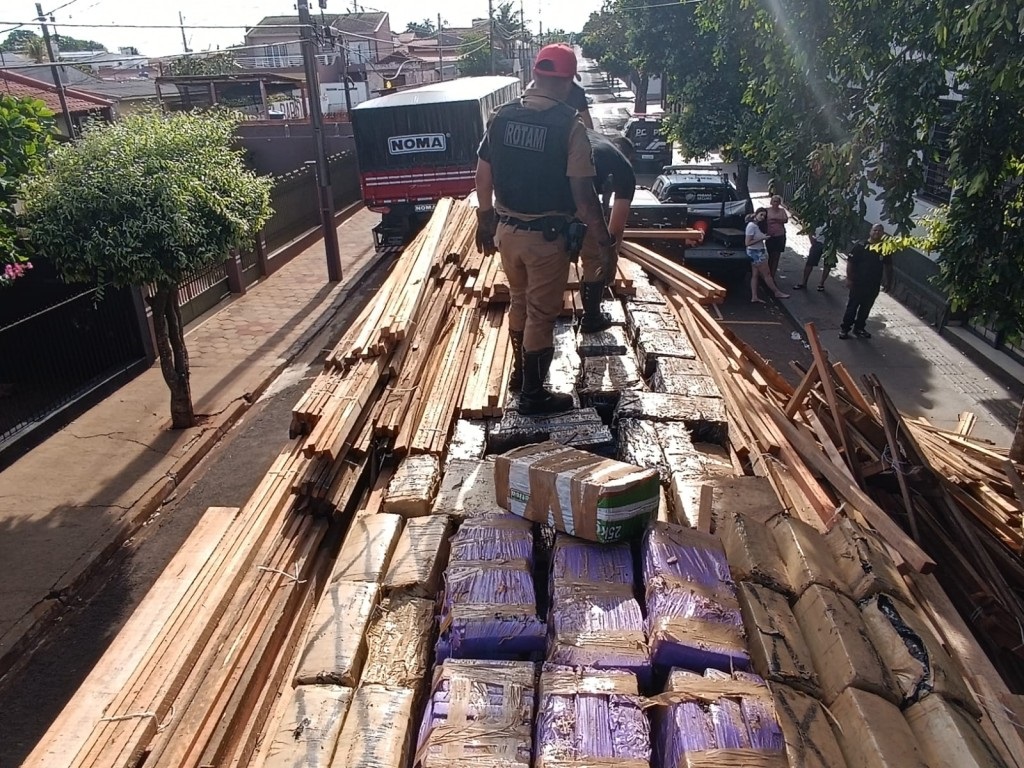 Jornal Ilustrado - Polícia Rodoviária Estadual apreende 3 toneladas de maconha na PR-323  
