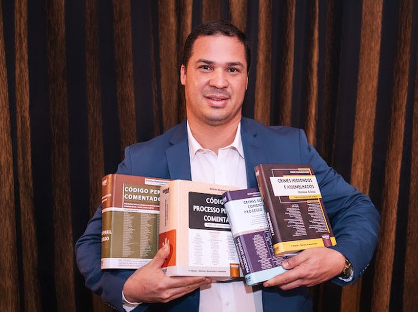 Coordenador do curso de Direito da UniAlfa participa de lançamento de obras jurídicas em Curitiba 