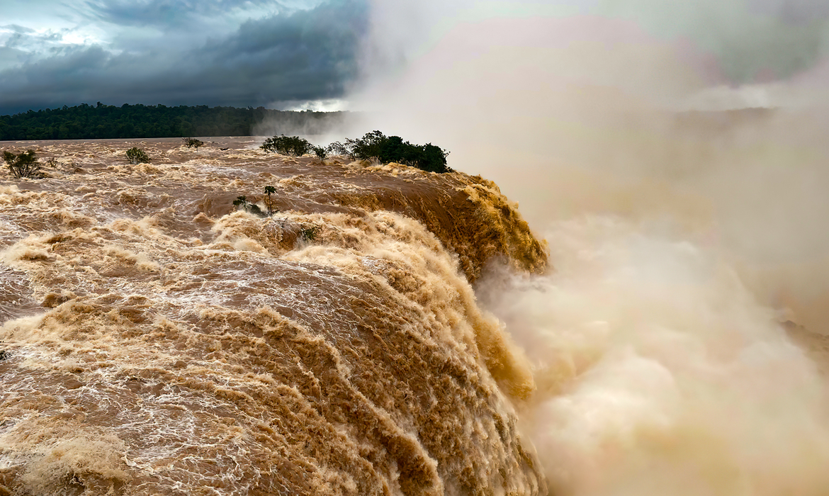 Jornal Ilustrado - Depois de vazão recorde, volume nas Cataratas do Iguaçu diminui