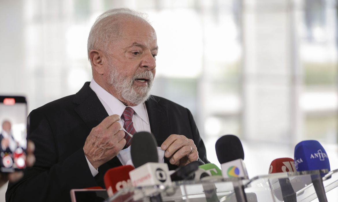 Jornal Ilustrado - Lula deixa hospital em Brasília após cirurgia
